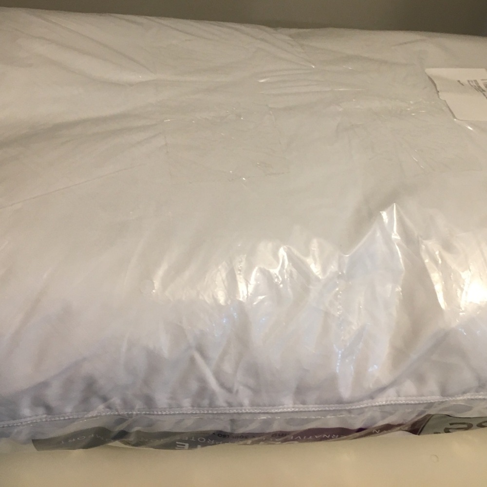 NWT Allerease Ultimate Allergy Protection and Comfort Down-Alternative Pillow. - Picture 7 of 7